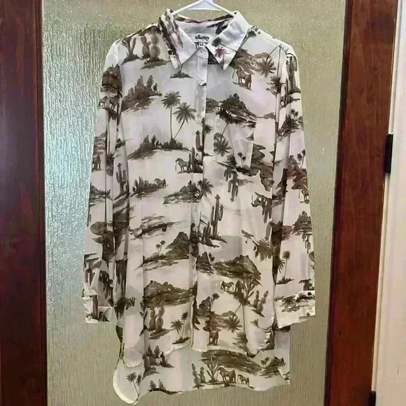 Alkemy Top button down hi lo - Picture 2 of 8